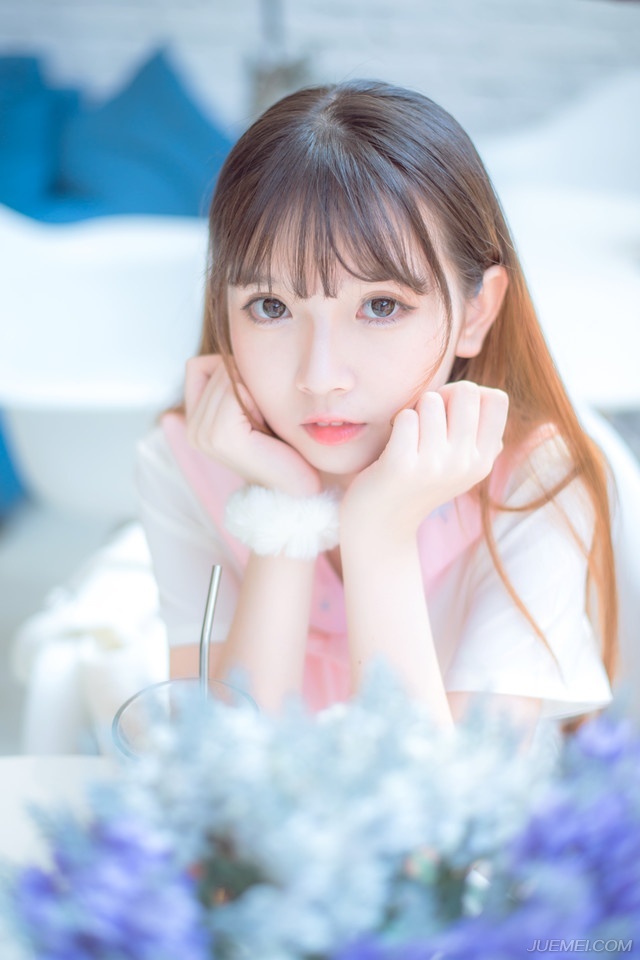“为何不可？”刘璝抬起头，目光变得有些通红，便是张任，在对上刘璝那双眸子的时候，也不禁一窒，这个老实人发怒了，那种野兽般的眸子，让张任都有种不敢直视的感觉。